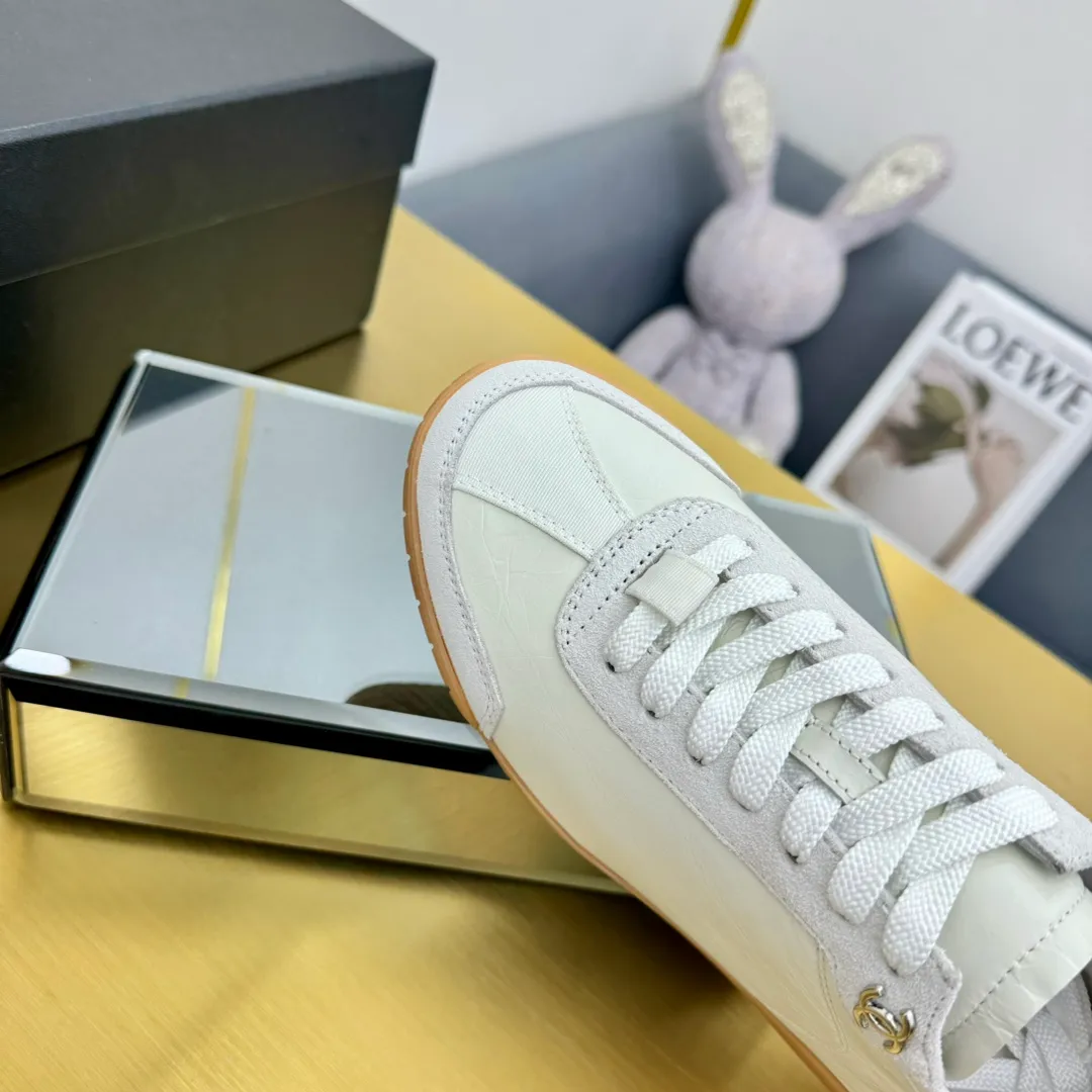 👟👟Ex-factory price 540👟👟 Top version, no objection will be accepted! ! ! Chanel Chanel - 2024 counter top casual panda shoes sneakers. This classic design; the upper is electro-embroidered with a variety of craftsmanship; the outsole is fashionable and sporty; the extraordinary inclusion of a variety of color matching elements... The diversified mix and match is very beautiful and versatile, casual, fashionable, sports and outdoor can be taken into account... ꫛꫀꪝ Go➫ Material: ❶Upper made of: original imported mercerized velvet + double-layer breathable mesh ❷Inner use: Original imported breathable mesh ❸ Outsole based on: Original TPU combination outsole Special counter boutique packaging complete set for women 35–41
